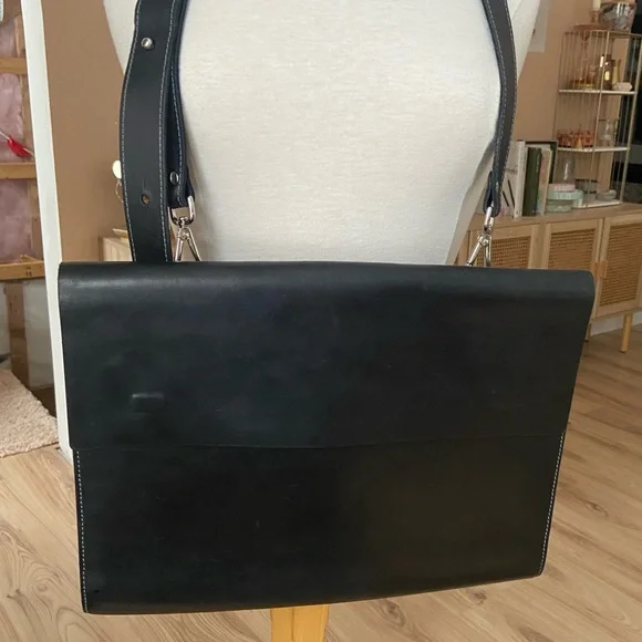 M0851 Elegant Black Leather Messenger Bag - Picture 1 of 11